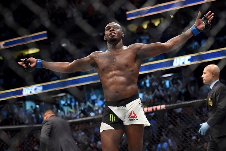 Nepoučiteľný šampión UFC porušil karanténu, navyše mal strieľať